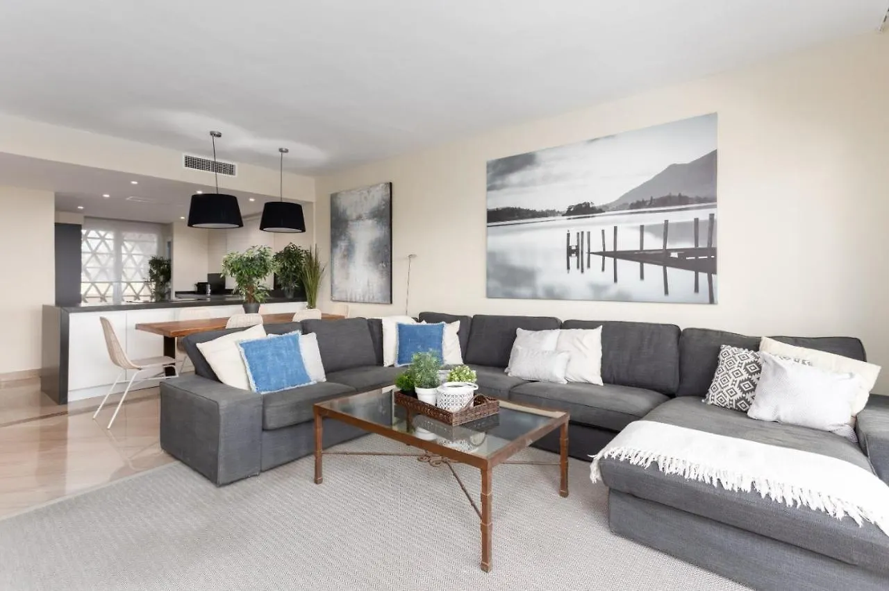Homeforguest Front Line Beach Apartment In Hacienda Playa 마르베야 0*,  스페인